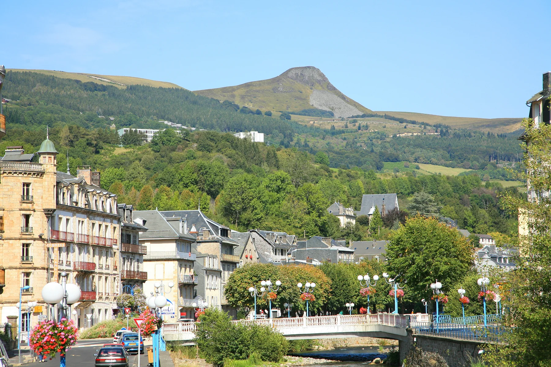Vue sur La Bourboule et le massif du Sancy