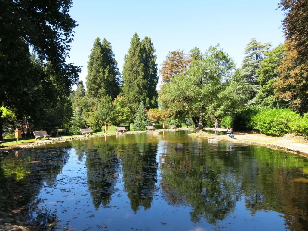 Étang et grands arbres du parc Fenestre à La Bourboule